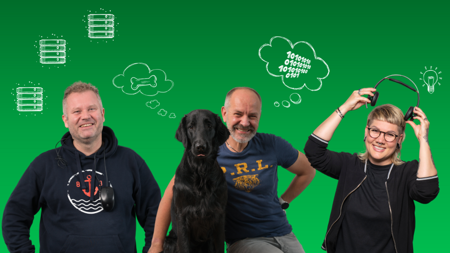 Mirkka, Robert und Nils lachend mit Hund, Maus und Headset vor einem grünen Hintergrund.