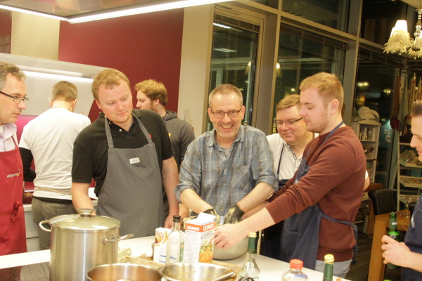 Bei einem Teamevent kochen Jan, Jörg, Robert und co zusammen. Und auch im Arbeitsalltag wird Teamwork großgeschrieben.